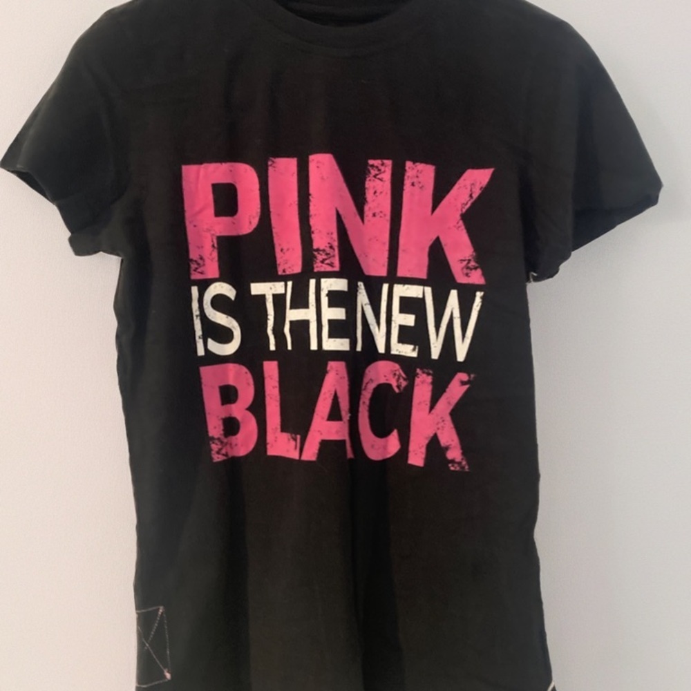 women’s black & pink t-shirt size M